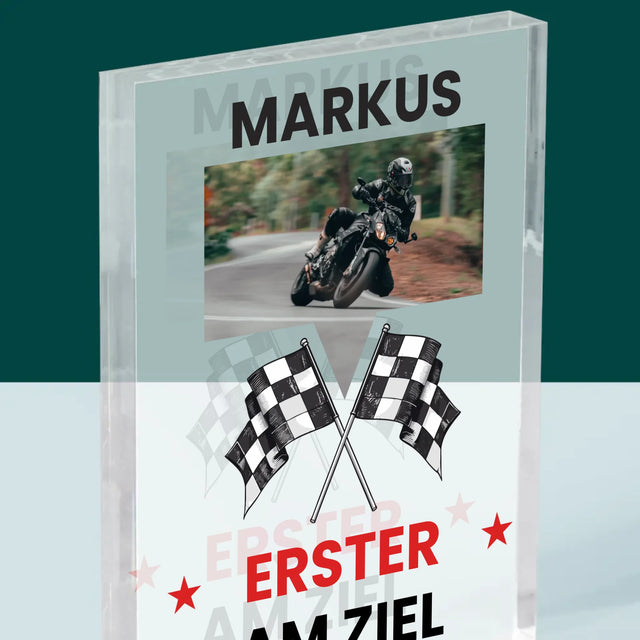 Foto und Unterschrift: Als Erster über die Ziellinie – Acrylblock mit Druck | DE