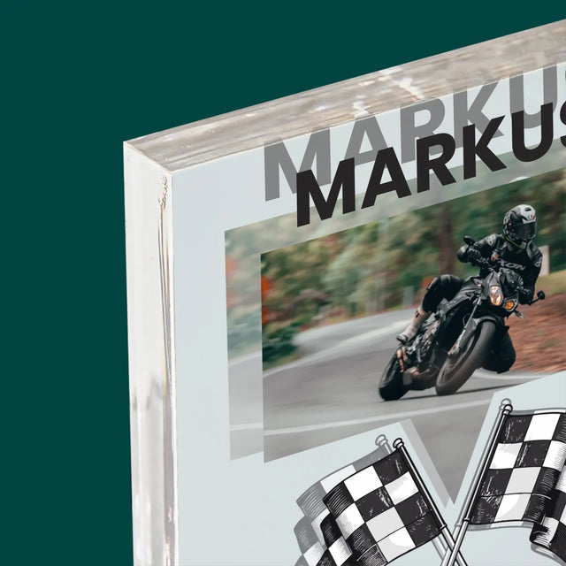 Foto und Unterschrift: Als Erster über die Ziellinie – Acrylblock mit Druck | DE