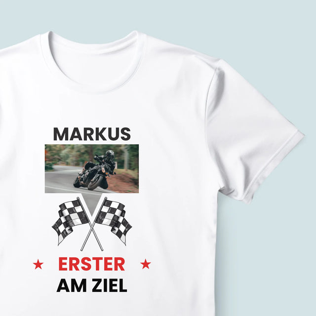 Foto und Bildunterschrift: Als Erster an der Ziellinie – bedrucktes Herren-T-Shirt | DE