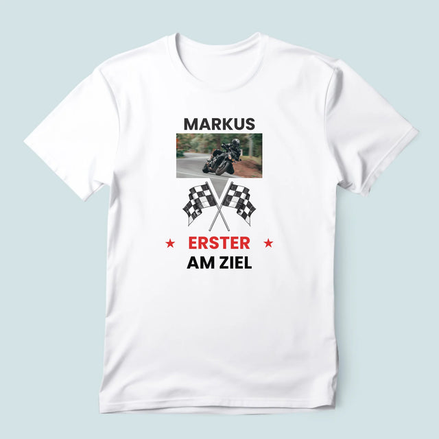 Foto und Bildunterschrift: Als Erster an der Ziellinie – bedrucktes Herren-T-Shirt | DE