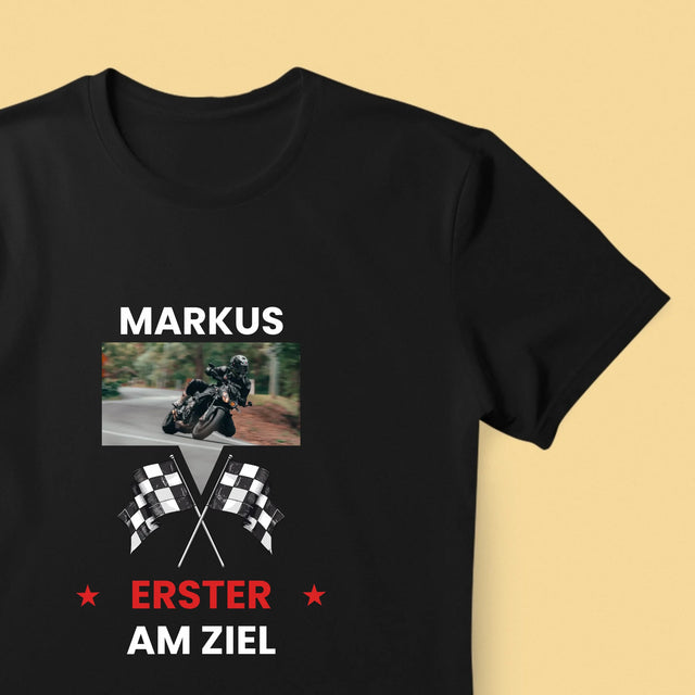 Foto und Bildunterschrift: Als Erster an der Ziellinie – bedrucktes Herren-T-Shirt | DE