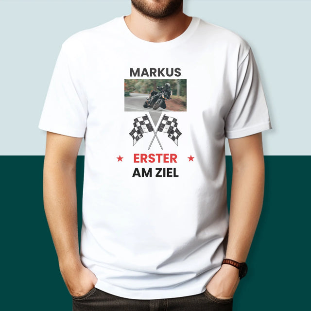 Foto und Bildunterschrift: Als Erster an der Ziellinie – bedrucktes Herren-T-Shirt | DE