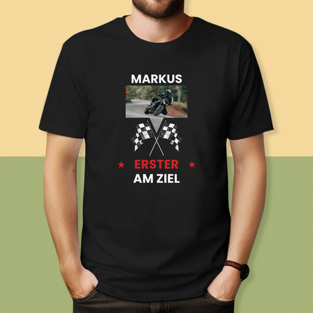 Foto und Bildunterschrift: Als Erster an der Ziellinie – bedrucktes Herren-T-Shirt | DE