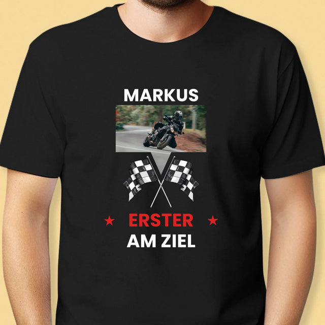 Foto und Bildunterschrift: Als Erster an der Ziellinie – bedrucktes Herren-T-Shirt | DE