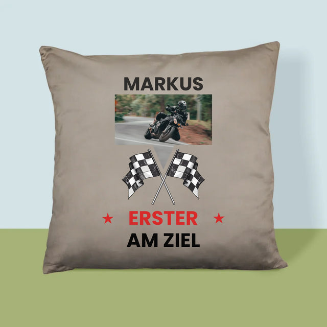 Foto und Bildunterschrift: Als Erster an der Ziellinie – Bedrucktes Kissen | DE