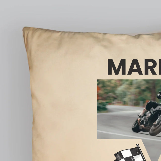 Foto und Bildunterschrift: Als Erster an der Ziellinie – Bedrucktes Kissen | DE