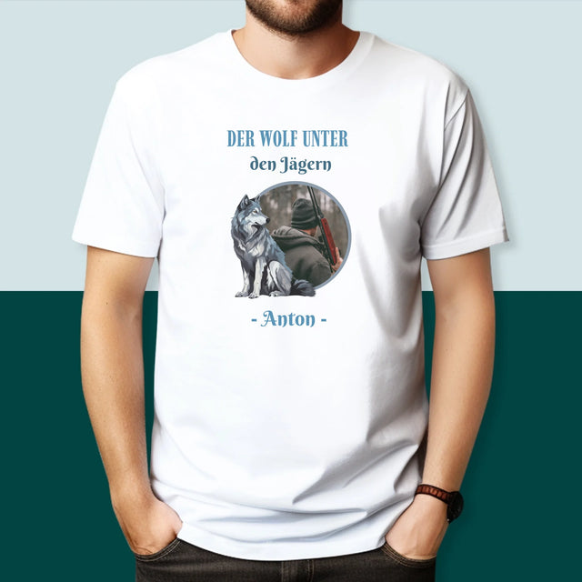 Foto Und Unterschrift: Der Wolf Unter Den Jägern - T-Shirt Für Herren