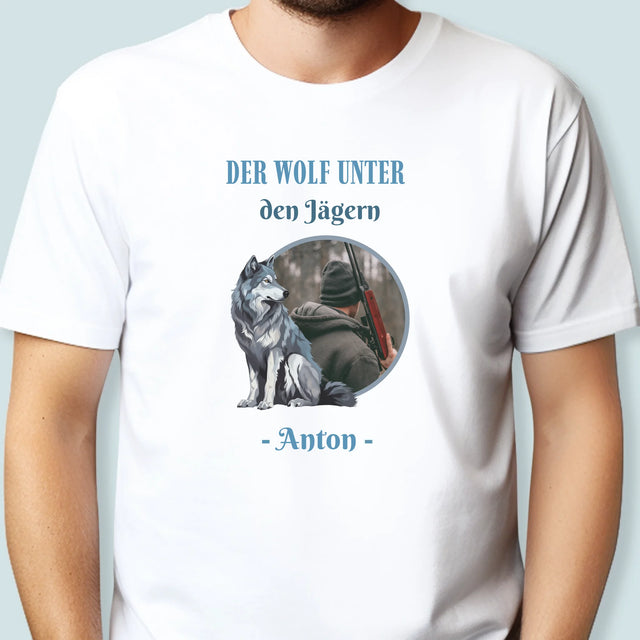 Foto Und Unterschrift: Der Wolf Unter Den Jägern - T-Shirt Für Herren