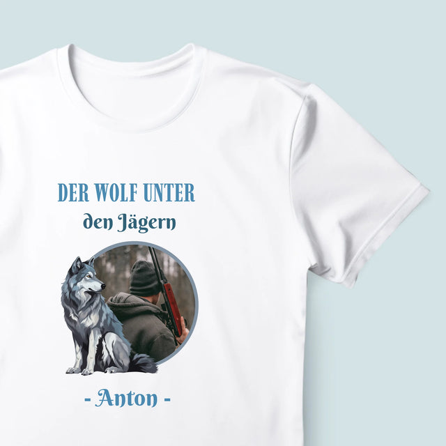 Foto Und Unterschrift: Der Wolf Unter Den Jägern - T-Shirt Für Herren