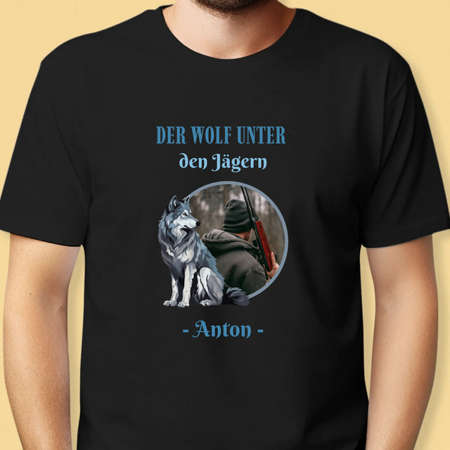 Foto Und Unterschrift: Der Wolf Unter Den Jägern - T-Shirt Für Herren