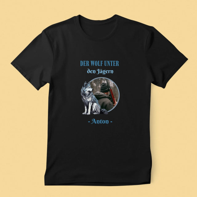 Foto Und Unterschrift: Der Wolf Unter Den Jägern - T-Shirt Für Herren