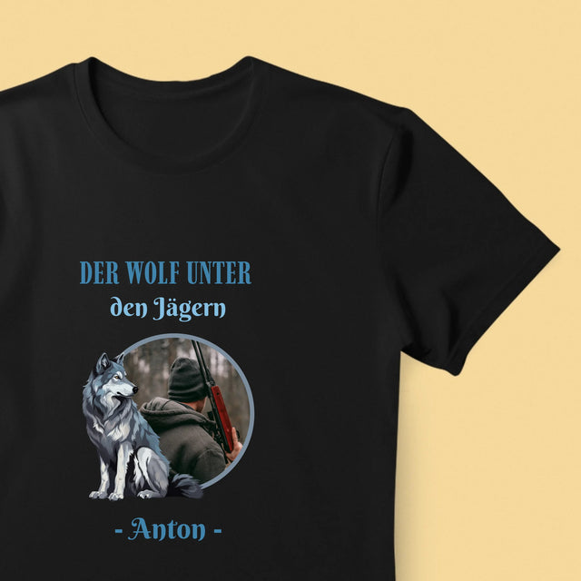 Foto Und Unterschrift: Der Wolf Unter Den Jägern - T-Shirt Für Herren