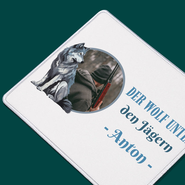 Foto Und Unterschrift: Der Wolf Unter Den Jägern - Mauspad
