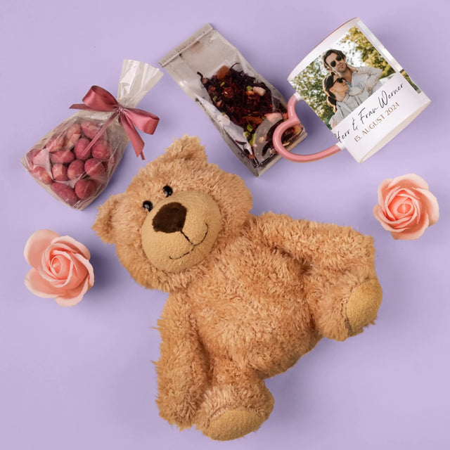 Fotocollage: Herr & Frau - Geschenkset Mit Tasse, Teddybär Und Süßigkeiten