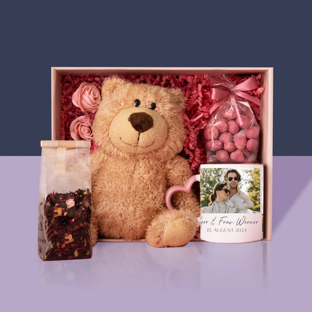 Fotocollage: Herr & Frau - Geschenkset Mit Tasse, Teddybär Und Süßigkeiten