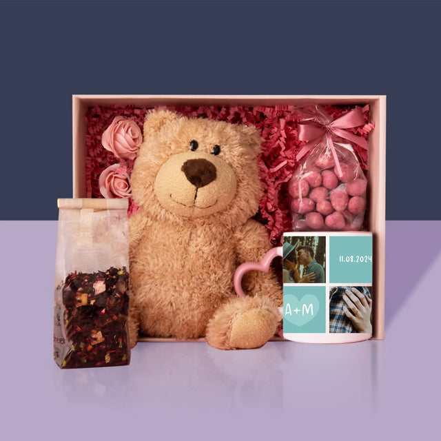 Fotocollage: Ich Liebe Dich Initialen - Geschenkset Mit Tasse, Teddybär Und Süßigkeiten