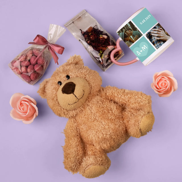 Fotocollage: Ich Liebe Dich Initialen - Geschenkset Mit Tasse, Teddybär Und Süßigkeiten