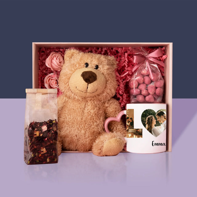 Buchstaben-Collage: Love - Geschenkset Mit Tasse, Teddybär Und Süßigkeiten
