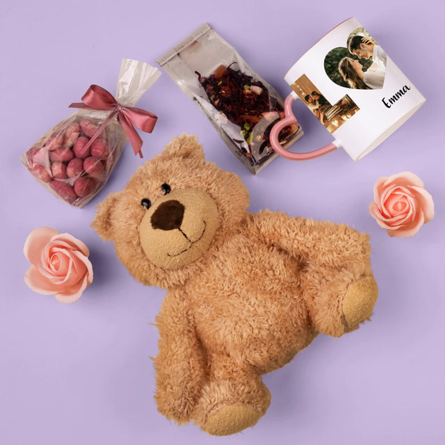 Buchstaben-Collage: Love - Geschenkset Mit Tasse, Teddybär Und Süßigkeiten