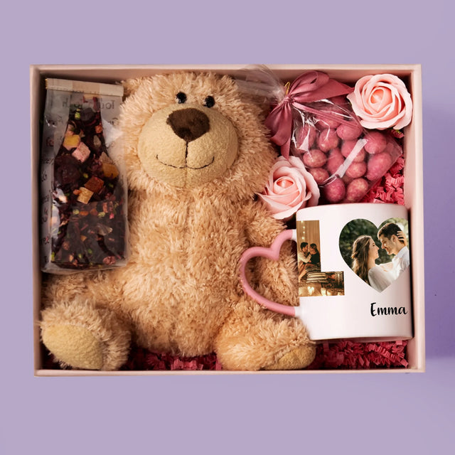 Buchstaben-Collage: Love - Geschenkset Mit Tasse, Teddybär Und Süßigkeiten