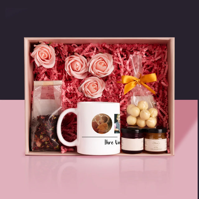 Buchstaben-Collage: Oma - Geschenkset Mit Tasse, Tee Und Süßigkeiten