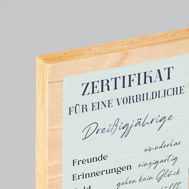 Fotocollage: Zertifikat Für Eine Vorbildliche Dreißigjährige - Druck Auf Holz