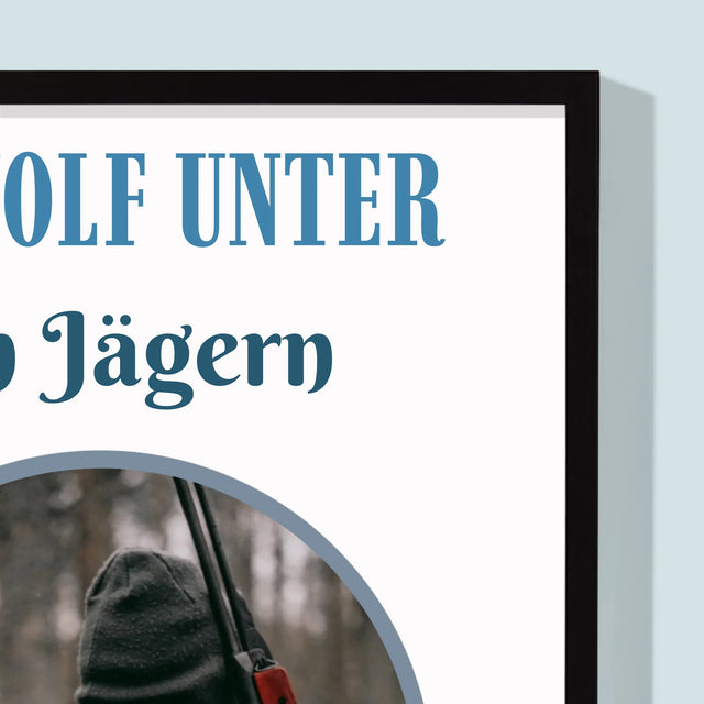 Foto Und Unterschrift: Der Wolf Unter Den Jägern - Druck Mit Rahmen 30X40