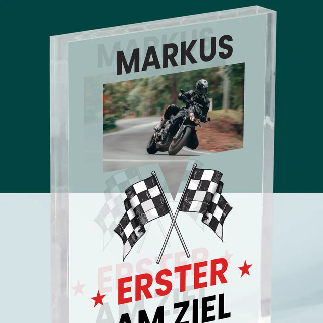 Foto und Unterschrift: Als Erster über die Ziellinie – Acrylblock mit Druck | DE