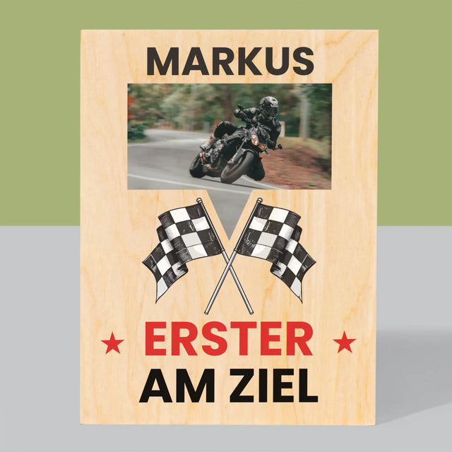 Foto und Unterschrift: Als Erster über die Ziellinie – Druck auf Holz | DE