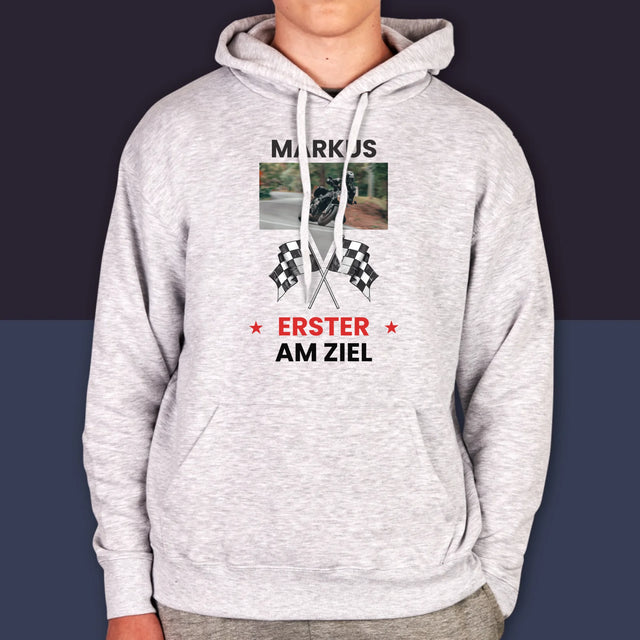 Foto und Bildunterschrift: Als Erster an der Ziellinie – Herren-Hoodie | DE