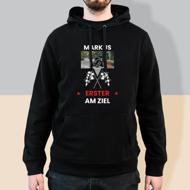 Foto und Bildunterschrift: Als Erster an der Ziellinie – Herren-Hoodie | DE