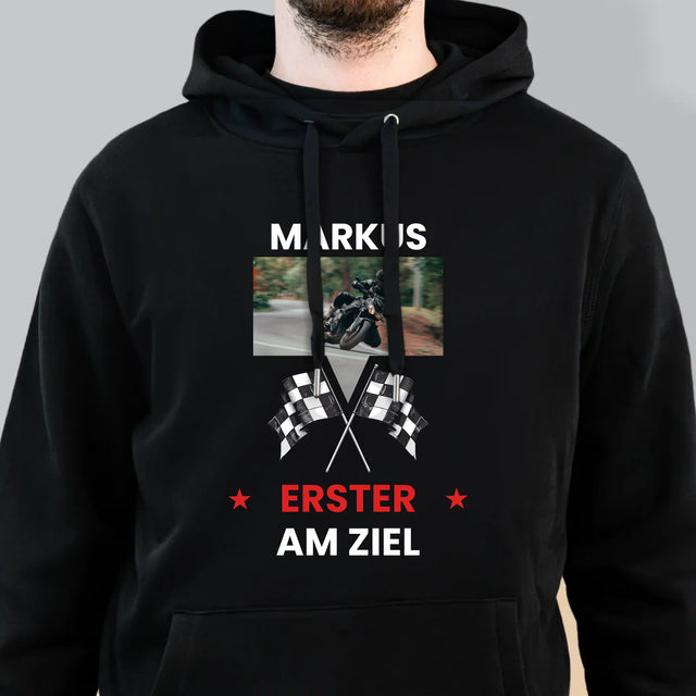 Foto und Bildunterschrift: Als Erster an der Ziellinie – Herren-Hoodie | DE
