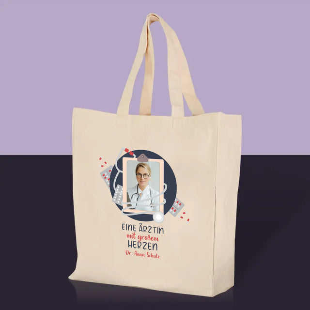 Foto und Unterschrift: Arzt mit großem Herzen – Canvas-Tasche mit Aufdruck | DE