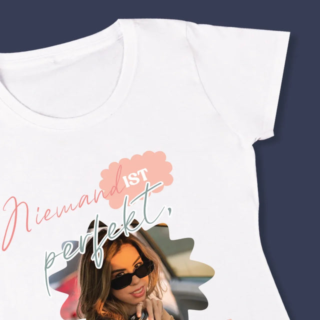 Foto Und Unterschrift: Niemand Ist Perfekt - T-Shirt Für Damen