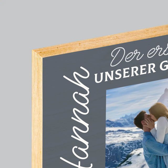 Foto Und Unterschrift: Der Erste Tag Unserer Geschichte - Druck Auf Holz