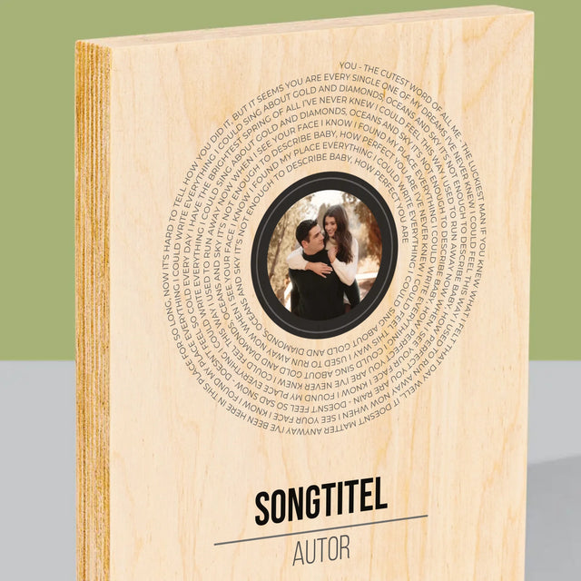 Foto Und Unterschrift: Songtexte Auf Der Platte - Druck Auf Holz