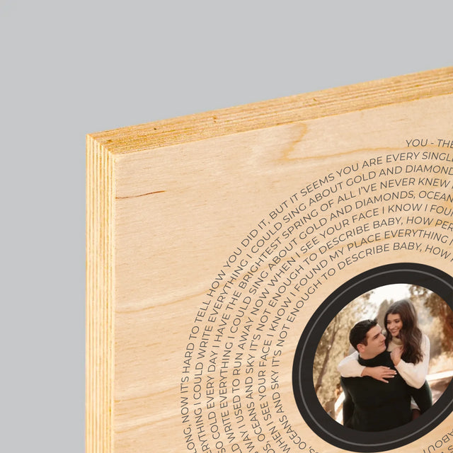 Foto Und Unterschrift: Songtexte Auf Der Platte - Druck Auf Holz