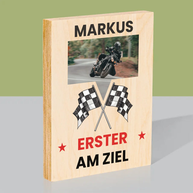 Foto und Unterschrift: Als Erster über die Ziellinie – Druck auf Holz | DE