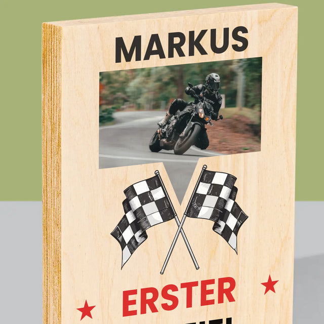 Foto und Unterschrift: Als Erster über die Ziellinie – Druck auf Holz | DE