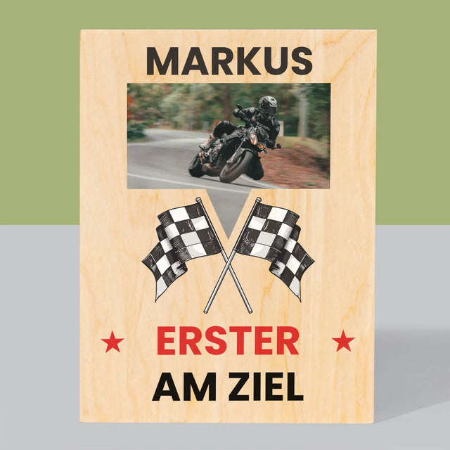 Foto und Unterschrift: Als Erster über die Ziellinie – Druck auf Holz | DE