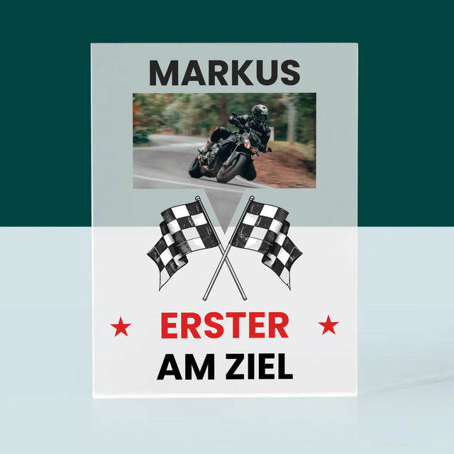 Foto und Unterschrift: Als Erster über die Ziellinie – Acrylblock mit Druck | DE