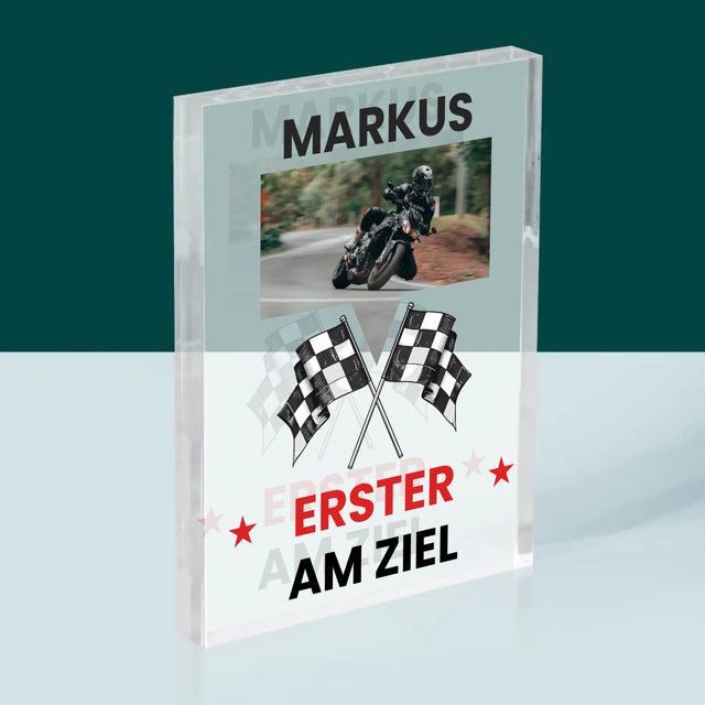 Foto und Unterschrift: Als Erster über die Ziellinie – Acrylblock mit Druck | DE