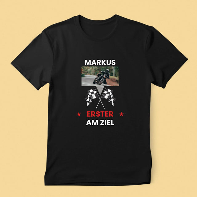 Foto und Bildunterschrift: Als Erster an der Ziellinie – bedrucktes Herren-T-Shirt | DE