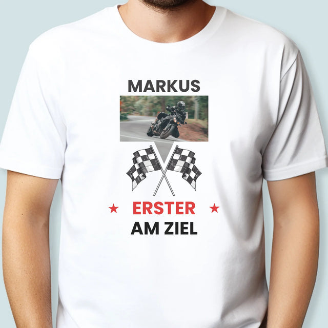 Foto und Bildunterschrift: Als Erster an der Ziellinie – bedrucktes Herren-T-Shirt | DE