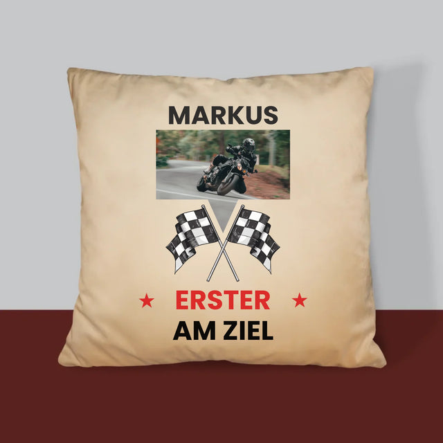 Foto und Bildunterschrift: Als Erster an der Ziellinie – Bedrucktes Kissen | DE