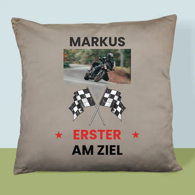 Foto und Bildunterschrift: Als Erster an der Ziellinie – Bedrucktes Kissen | DE