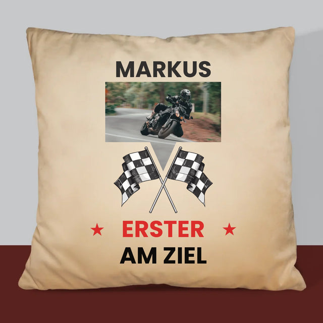 Foto und Bildunterschrift: Als Erster an der Ziellinie – Bedrucktes Kissen | DE