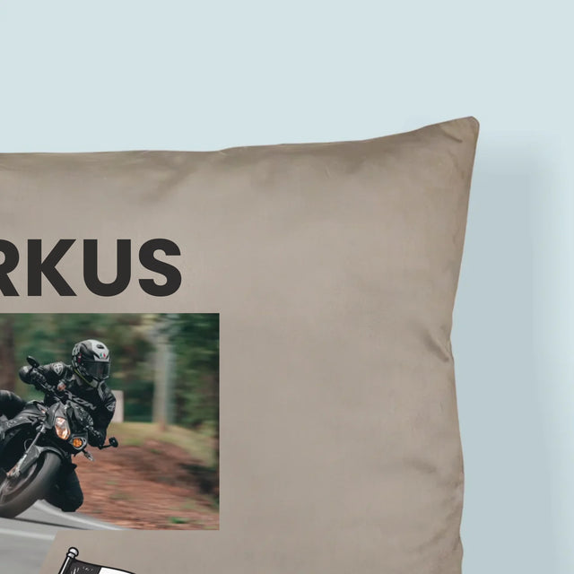 Foto und Bildunterschrift: Als Erster an der Ziellinie – Bedrucktes Kissen | DE