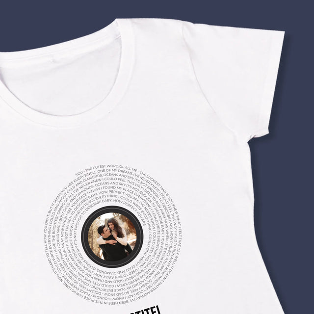 Foto Und Unterschrift: Songtexte Auf Der Platte - T-Shirt Für Damen