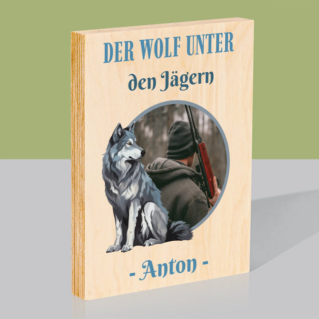 Foto Und Unterschrift: Der Wolf Unter Den Jägern - Druck Auf Holz